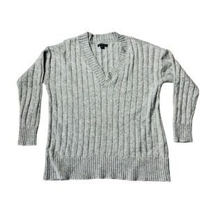 American Eagle Gray Classic V-Neck Ribbed Sweater cuffed wrists and hem  size M